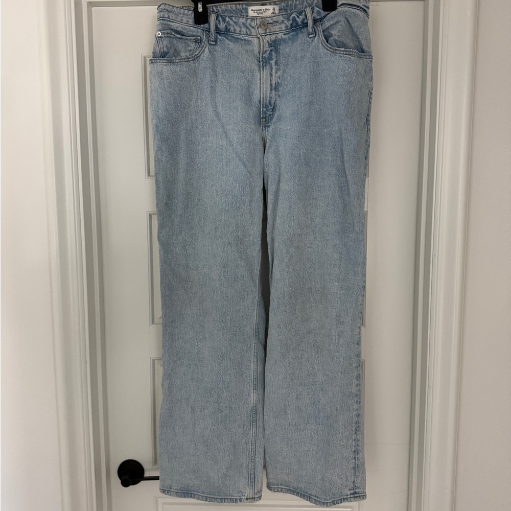 Abercrombie & Fitch Light Wash Women’s 90s Relaxed High Rise Curve Love